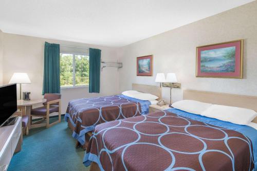 卡南代瓜卡南代瓜速8汽车旅馆的酒店客房配有两张床和一张书桌