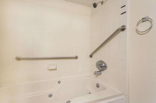 威廉斯堡赫瓦德琼生威廉斯堡酒店的一间带浴缸和淋浴间的浴室