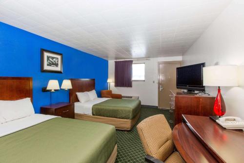 Great Bend格雷特本德旅程住宿酒店的酒店客房配有两张床和一张书桌