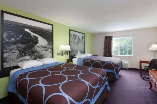 亨茨维尔亨茨维尔速8酒店的酒店客房设有两张床和窗户。