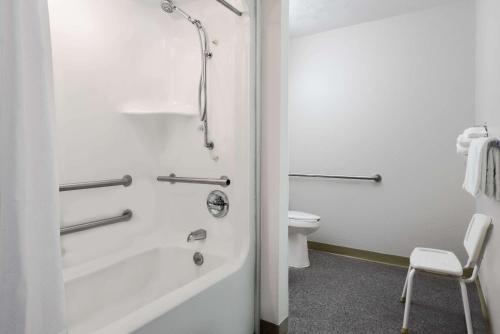 伦敦伦敦温德姆麦克罗特客栈&套房.的带浴缸和卫生间的浴室。