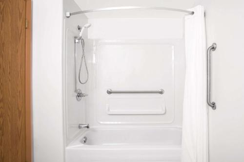 波蒂奇拉普雷里波蒂奇拉普雷里速8酒店的设有带白色浴缸的淋浴的浴室