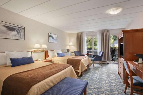 尼亚加拉瀑布瀑布旅程住宿式酒店的酒店客房设有两张床和电视。