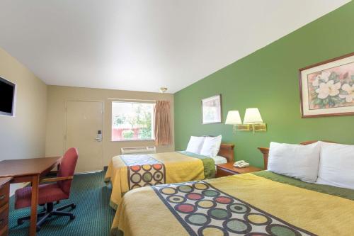 达拉姆速8达勒姆酒店的酒店客房配有两张床和一张书桌