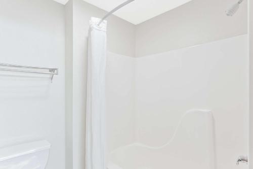 CloverdaleSuper 8 by Wyndham Cloverdale IN的带淋浴帘和卫生间的浴室