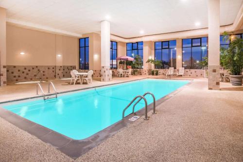 拉皮德城豪生大急流城酒店的一座配有桌椅的酒店游泳池