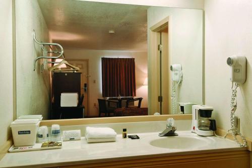 El Rancho Motel的一间浴室