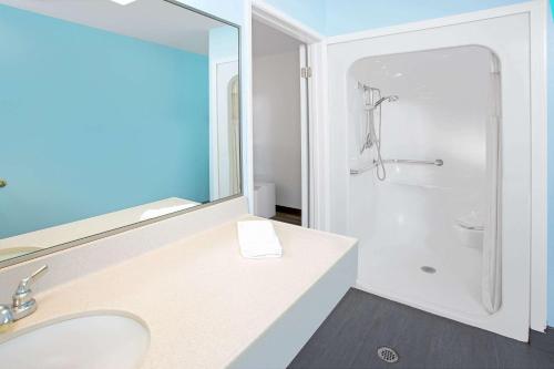 毕夏普主教旅程住宿的白色的浴室设有水槽和淋浴。