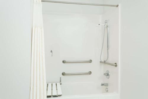 克罗弗戴尔Super 8 by Wyndham Cloverdale Wine Country的带淋浴和浴帘的浴室