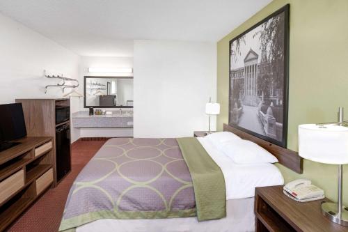 拉法叶拉斐特速8酒店的酒店客房,配有床和电视