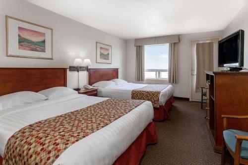 卡拉凯特卡拉凯特速8酒店的酒店客房设有两张床和一台平面电视。