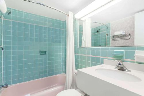 大西洋城Atlantic Motor Inn Near Boardwalk的浴室配有盥洗盆、卫生间和浴缸。