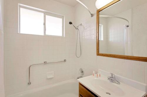 佩吉Travelodge by Wyndham Page, View of Lake Powell的白色的浴室设有水槽和镜子