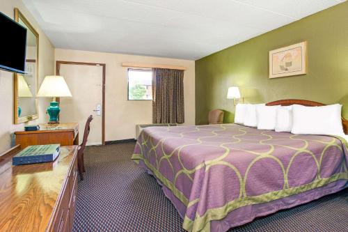 Fort Mitchell高级8号切尔堡酒店 - 俄亥俄州辛辛那提市中心的酒店客房设有一张大床和一张书桌。