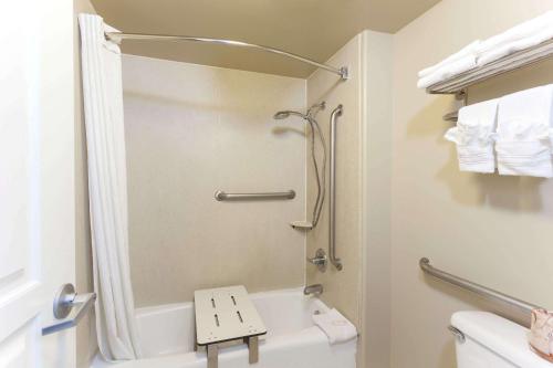 托伦斯速8托兰斯LAX机场区酒店的带淋浴和白色卫生间的浴室