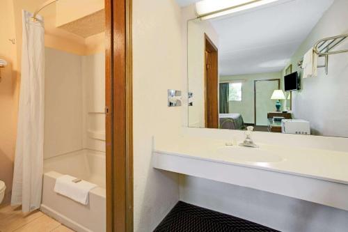 Fort Mitchell高级8号切尔堡酒店 - 俄亥俄州辛辛那提市中心的一间带水槽、镜子和淋浴的浴室