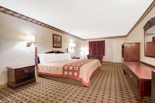 达拉斯达拉斯速8酒店的酒店客房,配有床和电视