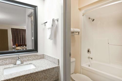 富兰克林富兰克林速8酒店的一间带水槽、卫生间和镜子的浴室