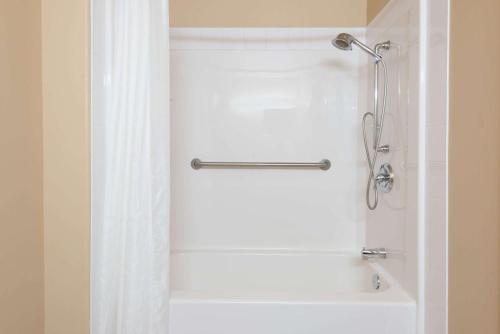圣阿加瑟莫速8圣阿加特酒店的带淋浴和浴帘的浴室