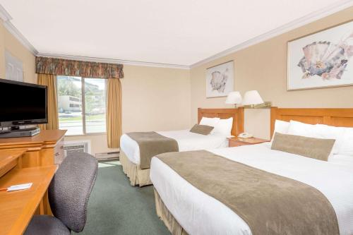 坎卢普斯霍华德约翰逊市中心酒店的酒店客房设有两张床和一台平面电视。