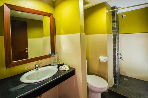 三宝垄三堡垄港奴曼酒店的一间带水槽和卫生间的浴室
