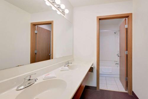 奇斯顿Super 8 by Wyndham Keystone/Mt. Rushmore的白色的浴室设有水槽和镜子