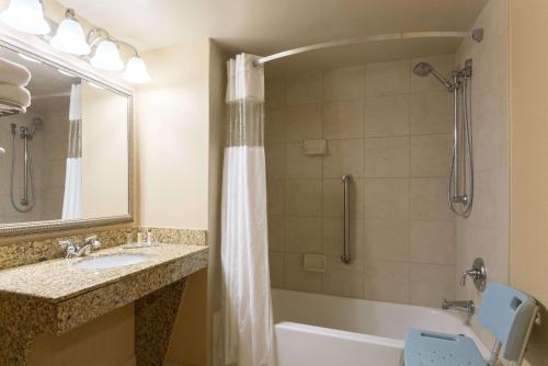 费尔伯恩温德姆集团温盖特酒店 - 费尔伯恩的带浴缸、水槽和淋浴的浴室