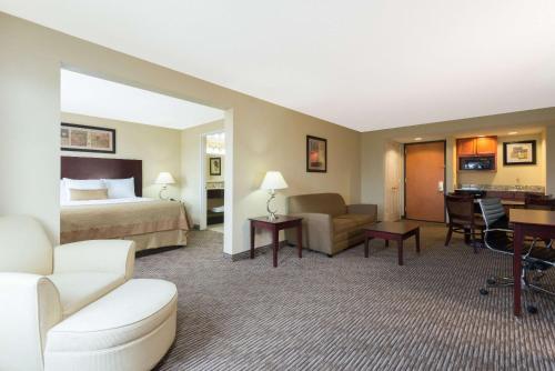费尔伯恩温德姆集团温盖特酒店 - 费尔伯恩的配有一张床和一张书桌的酒店客房