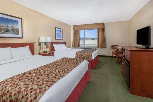 坎贝尔顿速8坎贝尔顿酒店的酒店客房设有两张床和一台平面电视。
