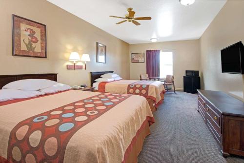 伍德森特瑞斯圣路易斯机场速8酒店的酒店客房设有两张床和一台平面电视。