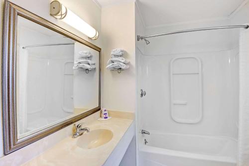 南波特兰Budget Inn的一间带水槽和镜子的浴室