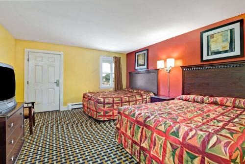 南波特兰Budget Inn的酒店客房设有两张床和一台平面电视。