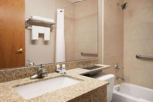 温德姆奥尔巴尼机场麦克罗特尔酒店 的一间浴室