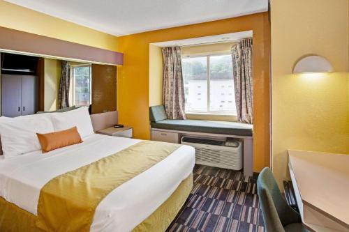 加特林堡温加特林堡麦克特套房酒店的酒店客房设有床和窗户。