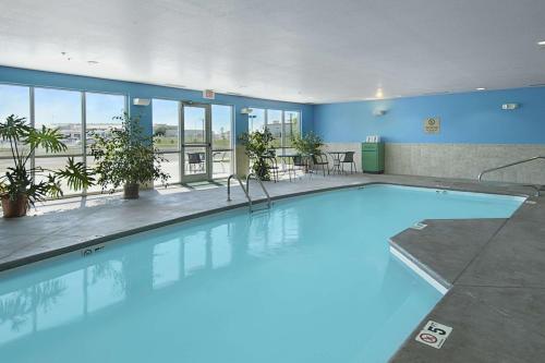 托皮卡托皮卡福贝斯着陆点速8酒店的大楼里一个蓝色的大泳池