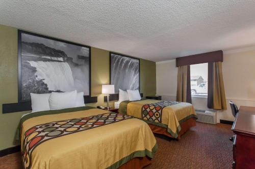 汉堡SuperB Hamburg Motel的酒店客房设有两张床和窗户。