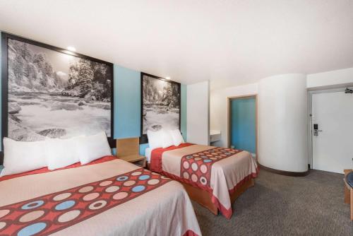 肖洛肖洛速8酒店的一间酒店客房,房间内设有两张床