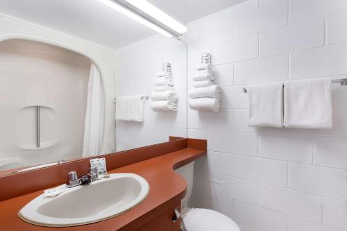 穆斯乔MOOSEJAW INN的白色的浴室设有水槽和镜子