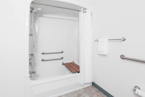 苏圣玛丽Super 8 by Wyndham Sault Ste. Marie的带淋浴和浴缸的浴室