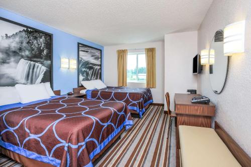 苏圣玛丽Super 8 by Wyndham Sault Ste. Marie的酒店客房配有两张床和一张书桌