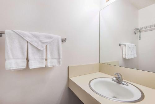 拉勒米拉勒米旅行酒店的白色的浴室设有水槽和镜子