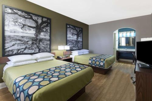 圣安东尼奥速8酒店客房内的一张或多张床位