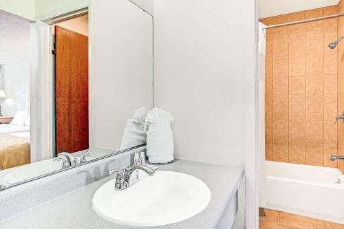 基西米Knights Inn Kissimmee的一间带水槽和镜子的浴室