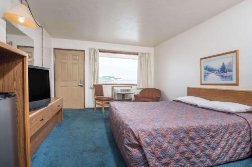 Boardman博德曼骑士旅馆的配有一张床和一台平面电视的酒店客房