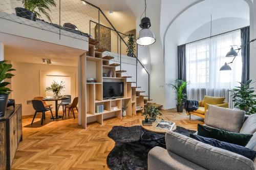 布拉格Lazenska N4 Residence的一个带楼梯和桌子的大客厅