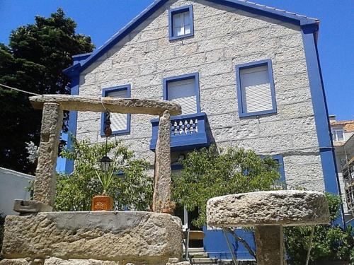 艾利亚德亚罗萨Casa Illa de Arousa, Galifornia!!的前面有石头结构的建筑