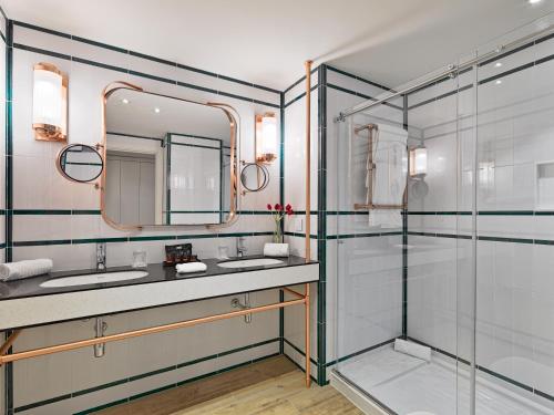 巴塞罗那H10立方体4 *索普酒店的带淋浴和盥洗盆的浴室
