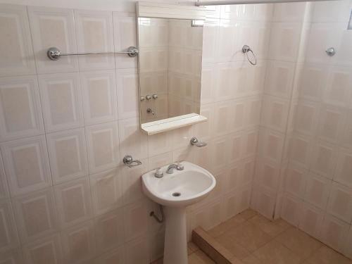 伊鲁亚Hostal Tacacho的白色的浴室设有水槽和镜子