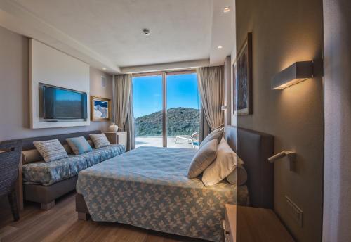 蓬塔阿拉Villa Margherita Wellness & Golf - "Your Private Punta Ala"的酒店客房,配有床和沙发
