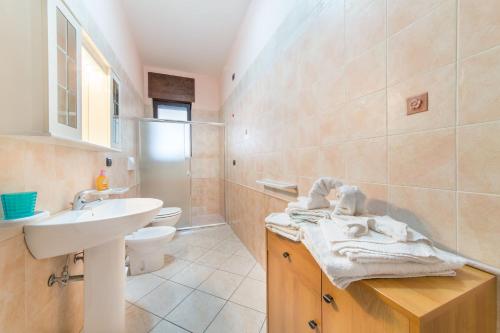 梅利萨诺Salento Sweet Home的一间带水槽和卫生间的浴室